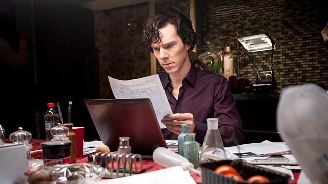 Sherlock (Bbenedict Cumberbatch) petit-déjeune avec le journal
