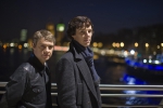 Photo promotionnelle du troisième épisode de la saison 1 de Sherlock (Sherlock Holmes et John Watson - extérieur)